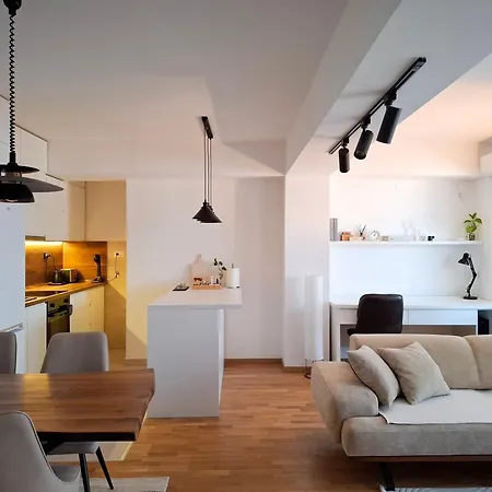 Station 22 - Center Apartment, *